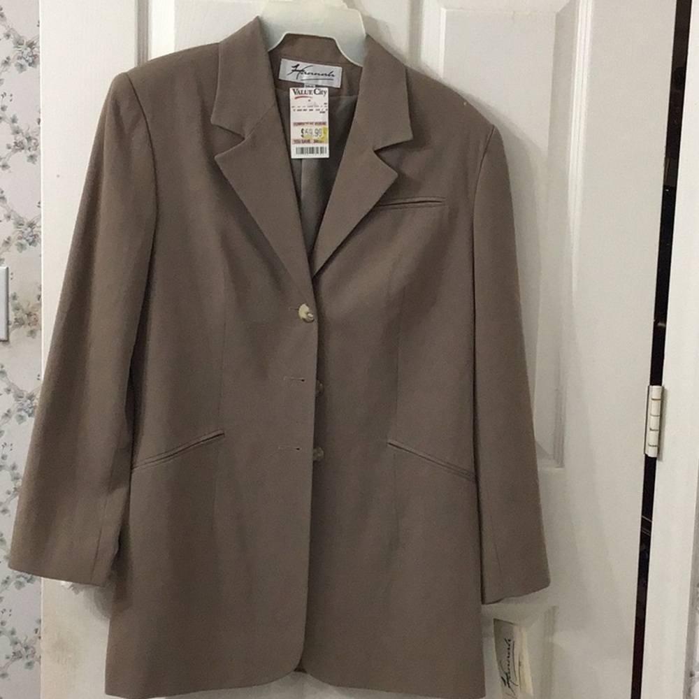 Vintage 90’s 3 button down size 10P lady’s jacket. Lightweight. NWT.